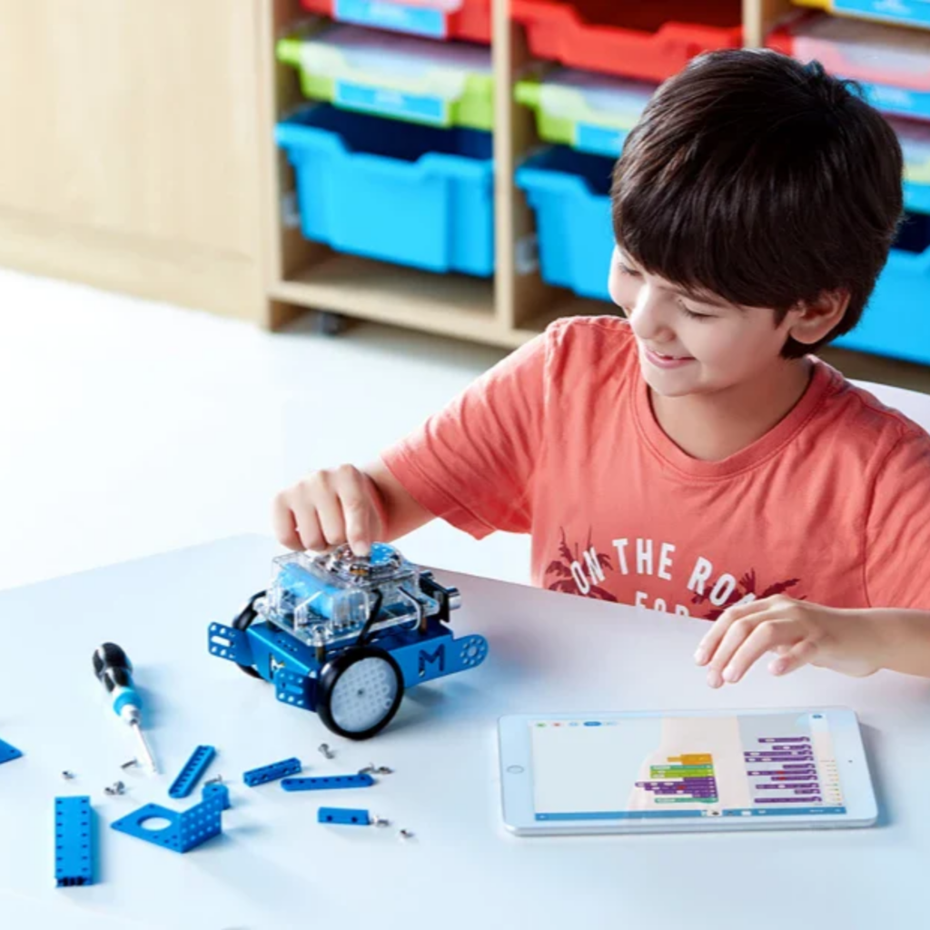 Ultimate Robot Kit 2.0 jest dedykowany dla młodzieży od 12 roku życia, studentów oraz osób dorosłych, którzy chcą pogłębiać swoje umiejętności z zakresu robotyki, programowania i inżynierii.