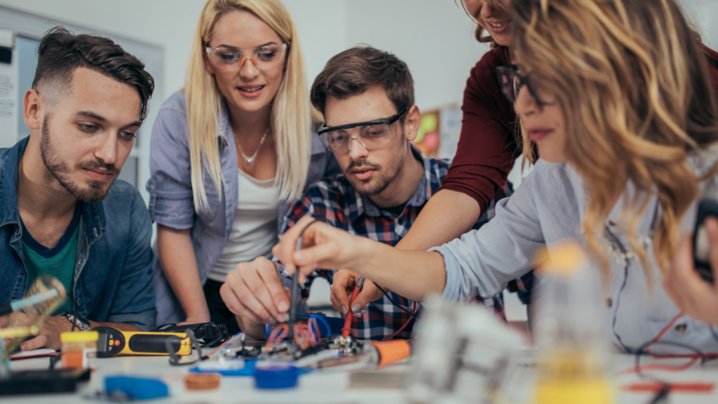 Metoda projektów, znana również jako Project-Based Learning (PBL), zyskuje na popularności w edukacji wyższej.