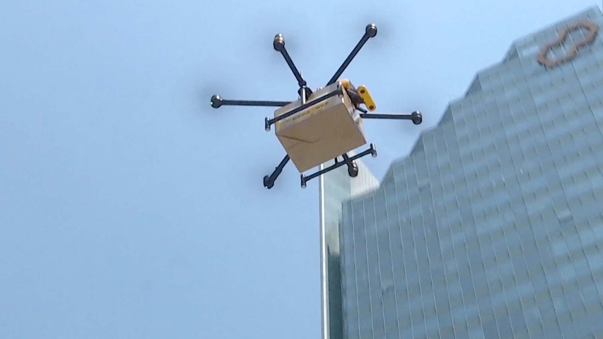 Dostawy dronami niosą ze sobą wiele korzyści, które przyczyniają się do ich rosnącej popularności w miastach.