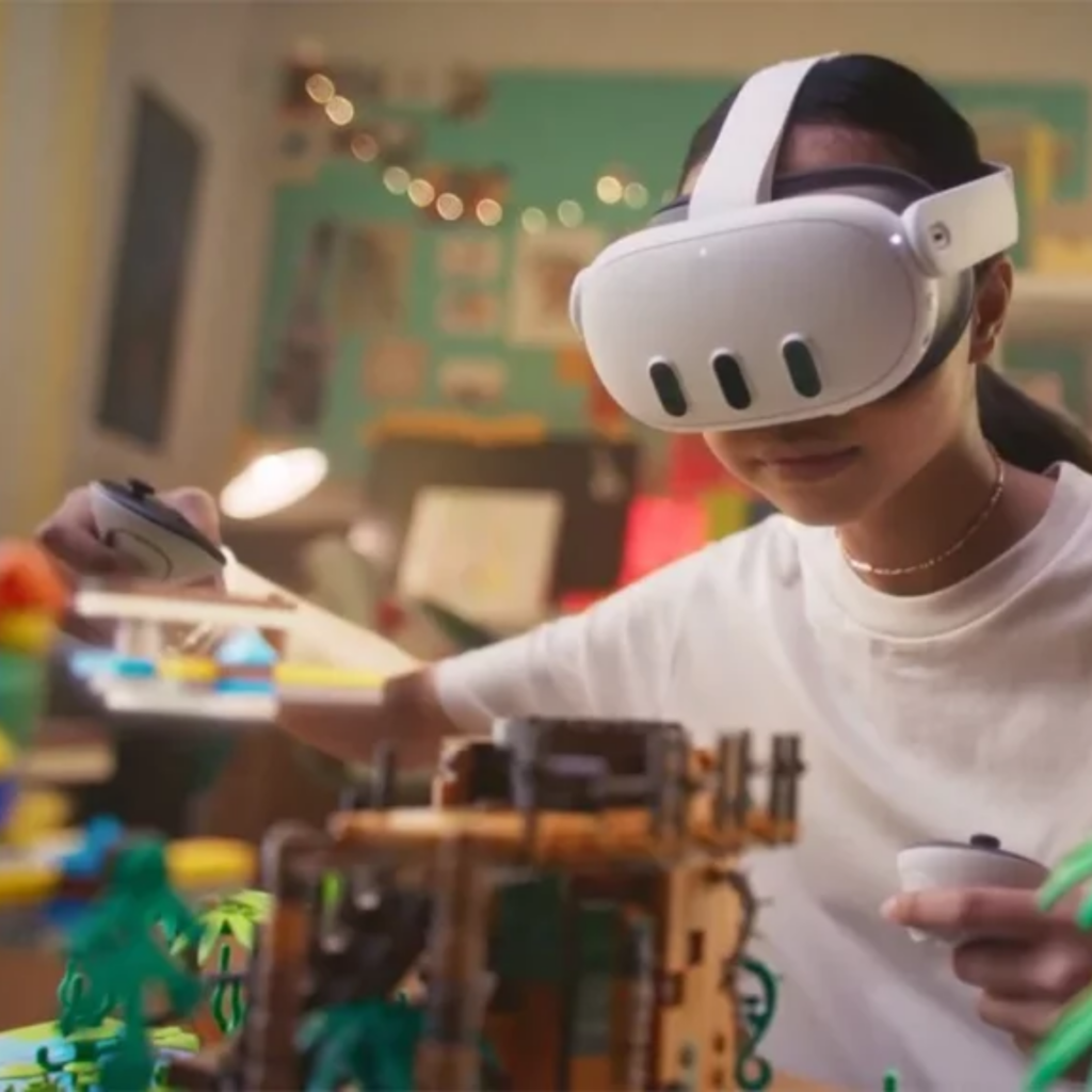 Oculus 3 pozwala na pełną interaktywność, co oznacza, że uczniowie nie tylko oglądają materiały edukacyjne, ale mogą również wchodzić z nimi w interakcję – np. poprzez manipulowanie wirtualnymi obiektami czy udział w symulacjach.