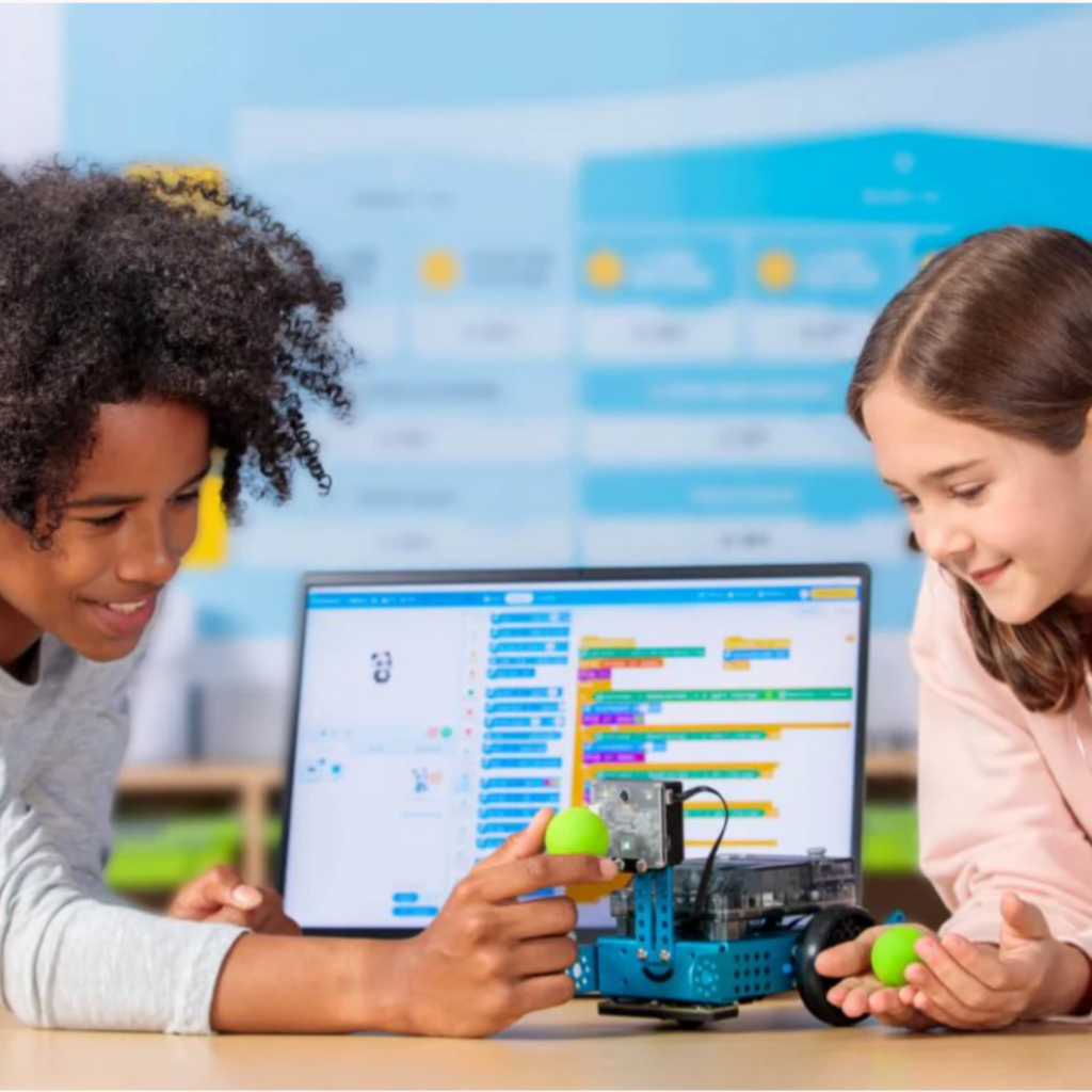 mBot2 to wszechstronne narzędzie edukacyjne, które łączy w sobie naukę programowania z inżynierią, robotyką i analityką danych. PBL Academy.