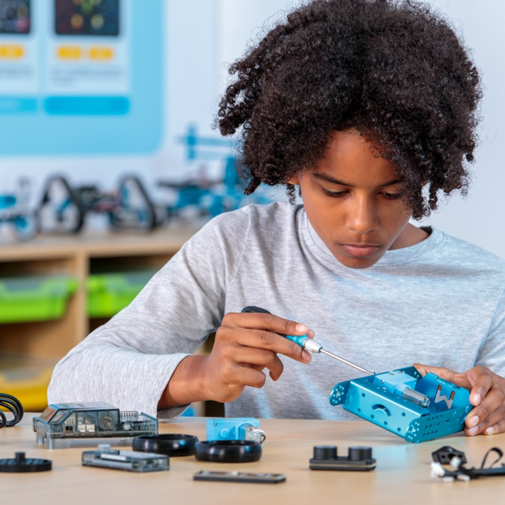 Wprowadzenie AI w kontekście edukacji w PBL Academy to nie tylko nauka teorii, ale także praktyka – uczniowie uczą się budowania algorytmów, które uczą się na podstawie danych.