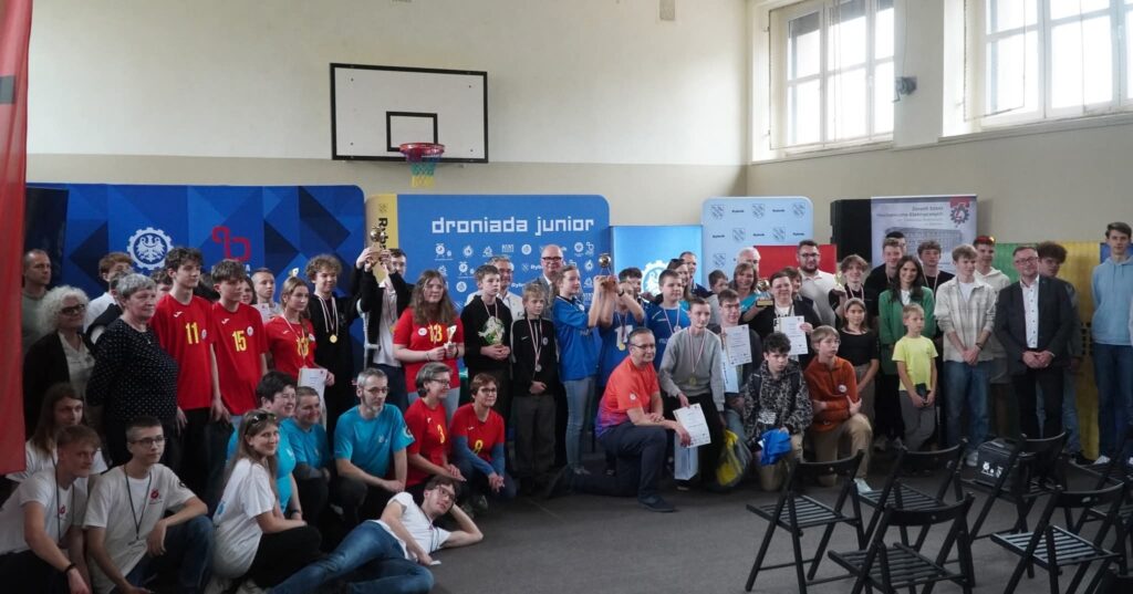 Uczestnicy i organizatorzy Finału II edycji Ogólnopolskiego Turnieju Droniada Junior 2025