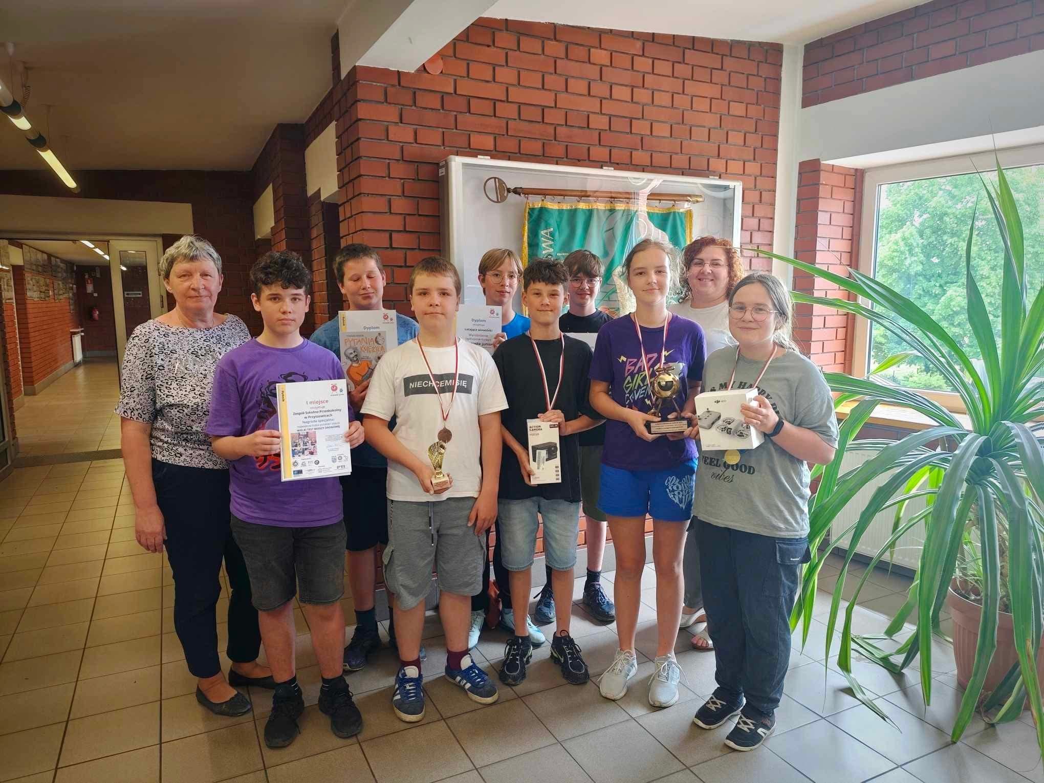 cała ekipa z Przyszowice również Ci co w teście wiedzy brali udział, a żaki zdobyli 1 i 3 miejsce