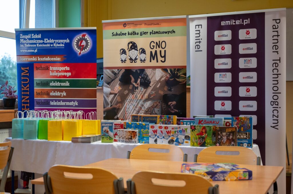 Do sukcesu turnieju przyczyniły się również wydawnictwa: 🎲 Nasza Księgarnia, 🎲 Granna, 🎲 Rebel, które sfinansowały nagrody i materiały dla uczestników.