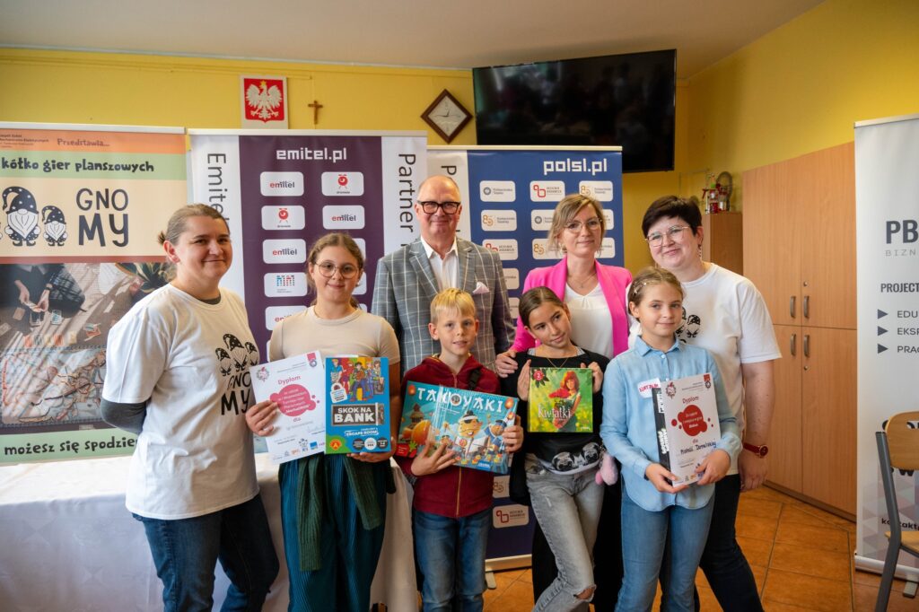 Współczesna szkoła potrzebuje nowych metod nauczania, które wciągają uczniów i pozwalają im uczyć się poprzez doświadczenie.