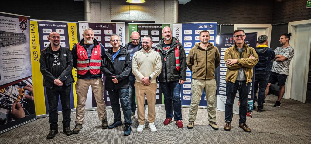 Droniada Hydrolab – od prototypowania do ekonomiki usług dronowych to wyjątkowy projekt, który łączy edukację, badania i praktyczne zastosowania nowoczesnych technologii. W rywalizacji uczestniczyły najlepsze akademickie zespoły inżynierskie, m.in. Akademicki Klub Lotniczy PWr czy Absolute Edge PW, a także uczniowie z Zespołu Szkół Mechaniczno-Elektrycznych w Rybniku, którzy stworzyli własny system pobierania próbek wody.