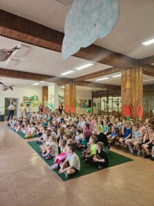 Fundacja PBL Academy z dumą wspiera młodych liderów zmiany! Projekt społeczny „STEM_LAB”, realizowany przez uczniów I Liceum Ogólnokształcącego w Bytomiu w ramach Olimpiady „Zwolnieni z Teorii”, to inspirująca inicjatywa promująca nauki ścisłe wśród najmłodszych. Dzięki dofinansowaniu w wysokości 1000 zł możliwe było przeprowadzenie cyklu angażujących warsztatów w przedszkolach i szkołach podstawowych. Eksperymenty, pokazy i interaktywne zajęcia rozbudziły ciekawość świata u setek dzieci, pokazując, że nauka może być fascynującą przygodą. To doskonały przykład, jak edukacja oparta na działaniu i współpracy przynosi realne efekty społeczne.